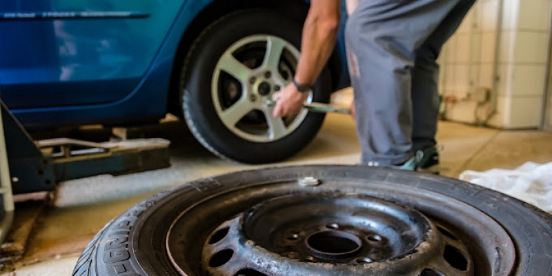 Tyre installation and adjustment