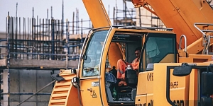 Услуги автоподъемника и автомобильной коробки