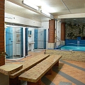 A well-equipped sauna with a pool in Kengarags