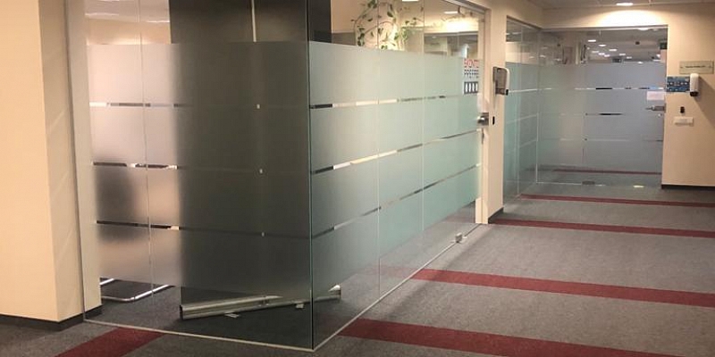 Glass partitions, sliding doors, shower cubicles, mirrors