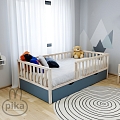 Детская кроватка с защитным бортиком